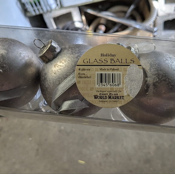 🎄Silver Glass Bulb Set w/Ribbon Hangers - Picture 3 of 7